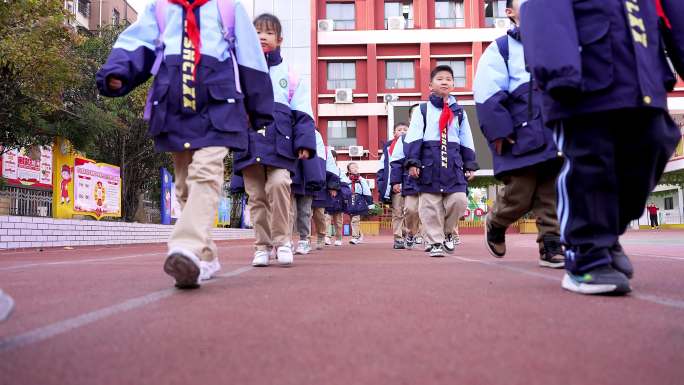 小学生排队上下学进出校门