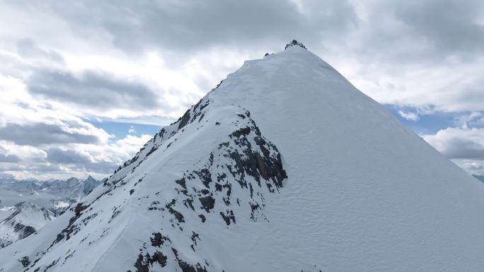 登顶雪山航拍