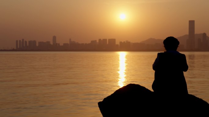 海边看夕阳的人物背影剪影