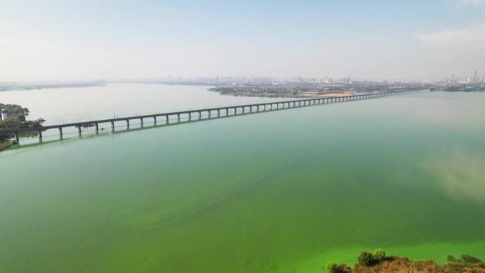 中国江苏省苏州，无人机在阳澄湖上空飞行。阳光明媚的秋日，苏州美丽的湖景和铁路桥全景鸟瞰图，4k实时画