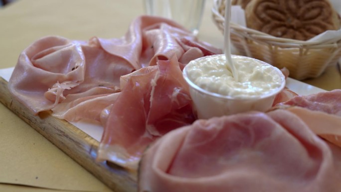 意大利博洛尼亚午餐用的新月形面包加干酪和腌火腿肉