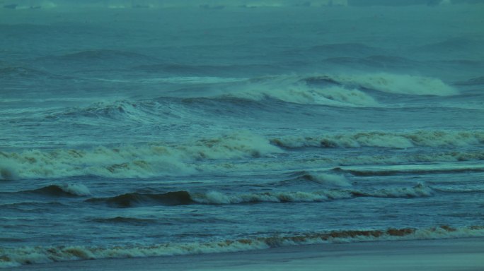 大海暴风雨 青岛台风天气 海浪拍打礁石