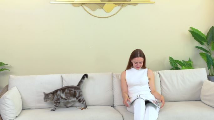 外国美女在客厅逗猫玩猫