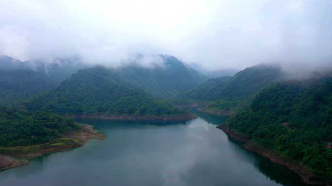 绿水青山 云雾缭绕的大山 盘山公路