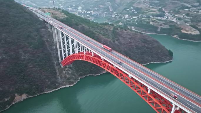 重庆巫山沪蓉高速大宁河特大桥行驶的物流车
