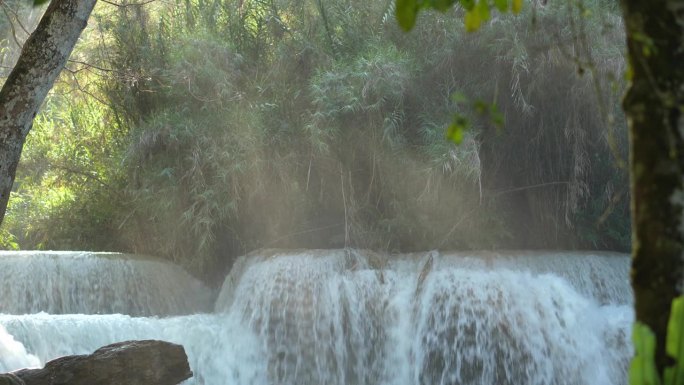 清新的空气老挝琅勃拉邦的匡斯瀑布。