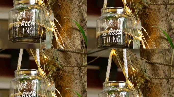 玻璃罐，文字引用享受小事情挂在树枝上的白绳。LED灯花环。万圣节的装饰，以吸引客人到餐厅。克罗地亚罗