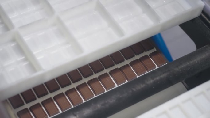 在德国科隆的巧克力博物馆里，巧克力工厂生产过程中的传送带，慢镜头