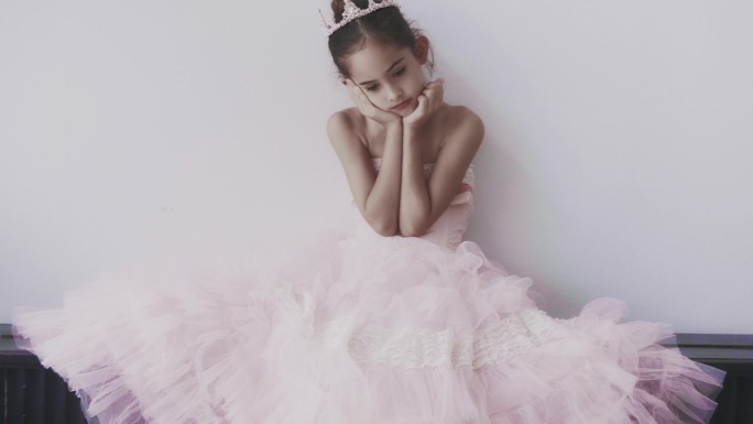 公主服装中的时尚外国小女孩实拍素材