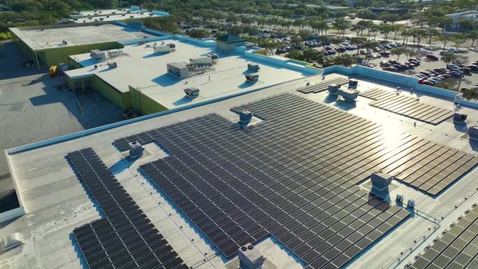 商场楼顶蓝色光伏太阳能板鸟瞰图，可产生绿色生态电力。生产可持续能源的理念