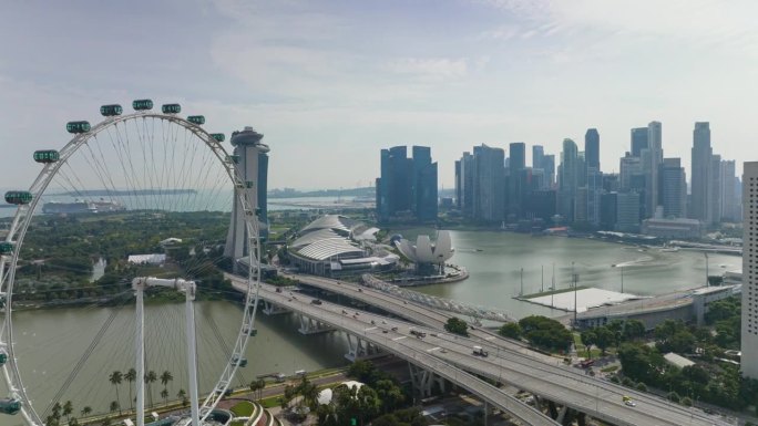 阳光明媚的一天，新加坡市中心滨海湾摩天轮观赏交通大桥航拍全景4k延时拍摄