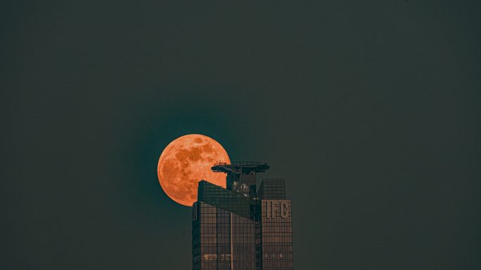 满月升起穿越横琴金融岛IFC大厦