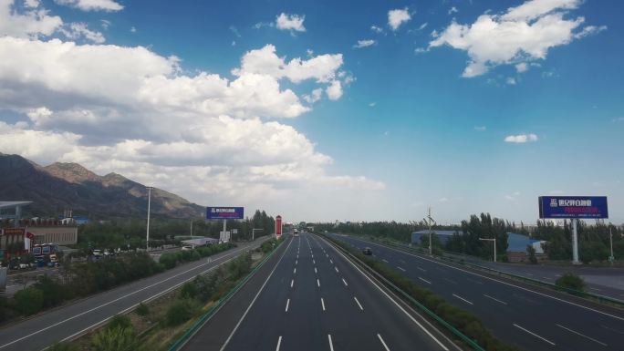 蓝天白云下的高速公路