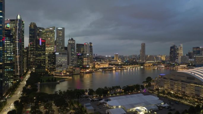 暮色照明新加坡城市著名的市中心海湾交通航拍全景4k延时拍摄