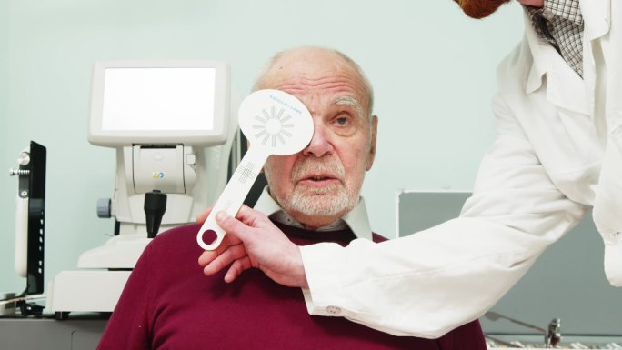 视力测试，诊断-在视力测试期间为退休人员，客户或患者提供咨询。眼科医生护理、验光服务和眼科检查。概念