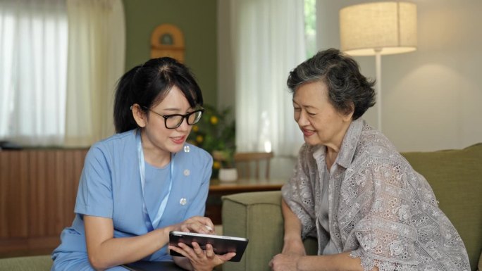 为老年病人提供医疗建议的护士。