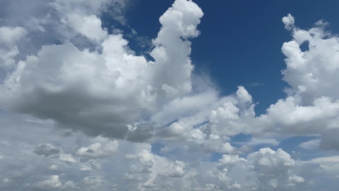 气候变化，全球变暖预计会在某些地方增加某些类型的云，在其他地方减少它们。
