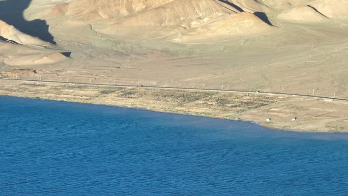 航拍西藏阿里班公湖湖边公路美景