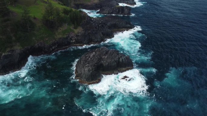 强大的海浪冲击着澳大利亚诺福克岛的玄武岩岛