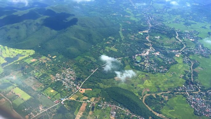 飞机在泰国清迈市上空飞行，途中经过云和山脉