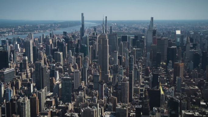 纽约市白天的天际线。直升机航拍画面。帝国大厦与其他著名的城市地标和摩天大楼。现代混凝土丛林建筑