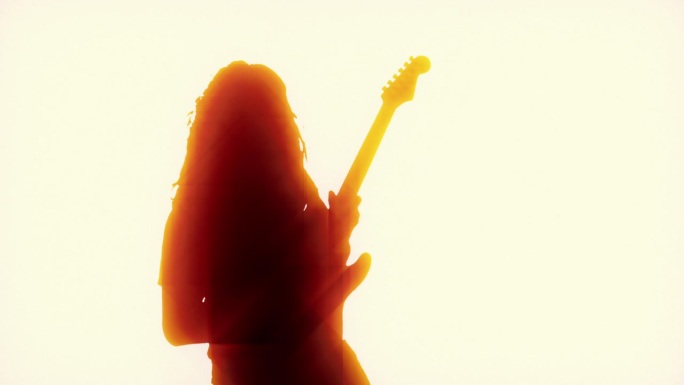 舞台上背光的重金属吉他手