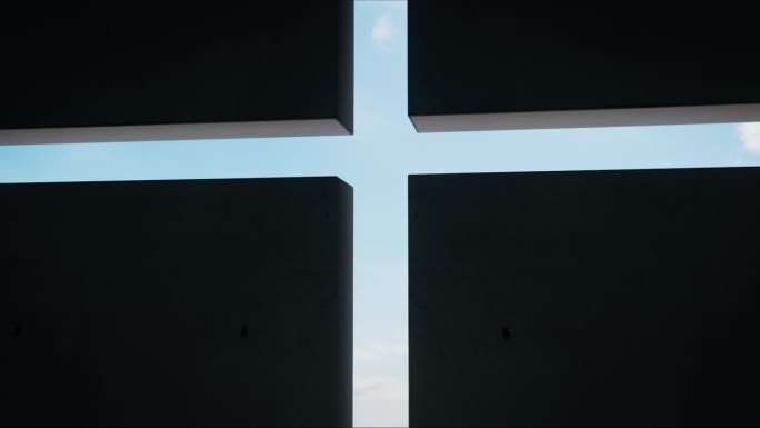 错综复杂地刻在教堂墙上的十字架的详细画面。