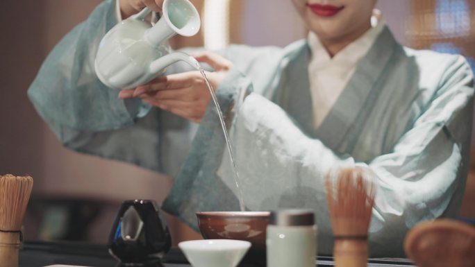 古风女子倒茶洗茶特写镜头