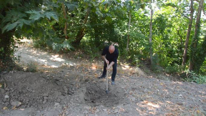 挖坟墓刨地锄头坟地