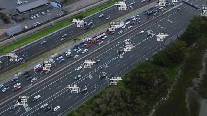 无人驾驶或自动驾驶汽车鸟瞰图。经过高速公路的车辆。每小时英里数和假数据显示。未来的交通工具。人工智能