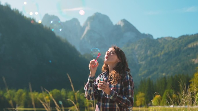 女人在山上制造肥皂泡