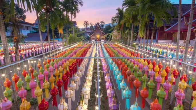 泰国清迈Wat Phra Singh Woramahawihan寺的灯节装饰