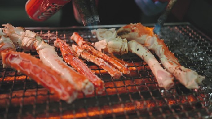 厨师烹饪北海道街头小吃烤阿拉斯加帝王蟹腿海鲜街头小吃在当地市场