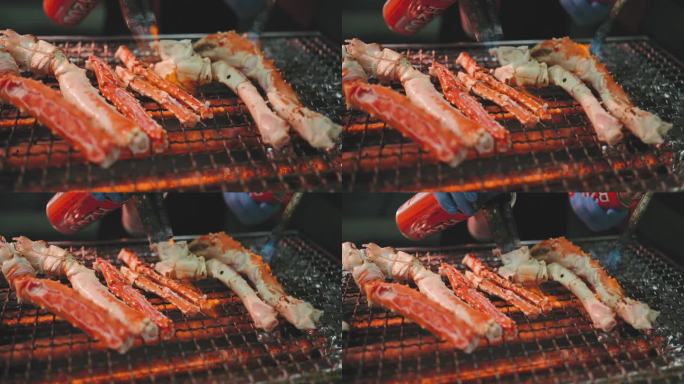 厨师烹饪北海道街头小吃烤阿拉斯加帝王蟹腿海鲜街头小吃在当地市场