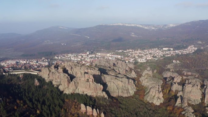 在保加利亚维丁省，空军无人机从右到左拍摄了Belogradchik天然岩层的全景，背景是巴尔干山脉。