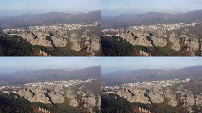 在保加利亚维丁省，空军无人机从右到左拍摄了Belogradchik天然岩层的全景，背景是巴尔干山脉。