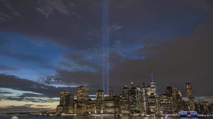 随着911纪念灯出现在纽约上空，延时云在移动