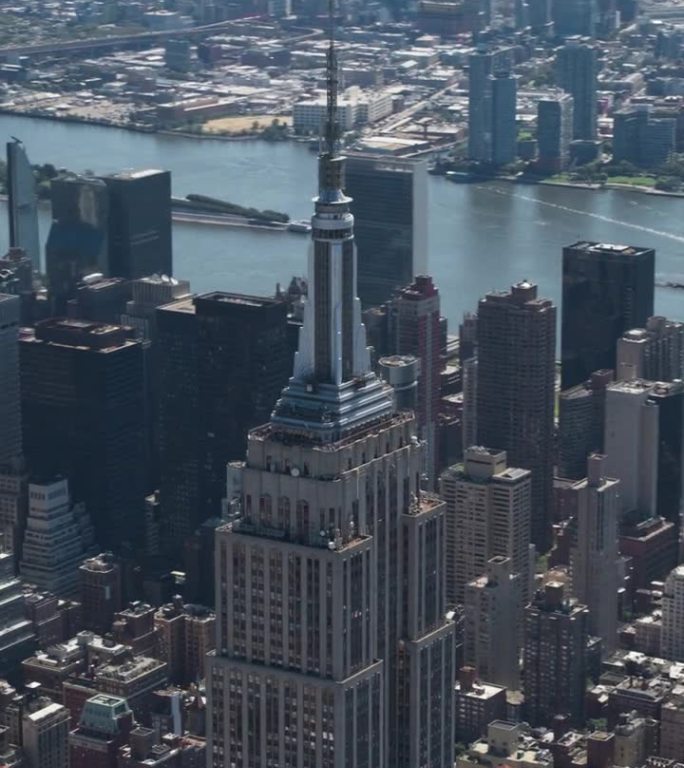 垂直屏幕:俯瞰纽约市商业中心。著名的装饰艺术摩天大楼的镜头。从直升机上俯瞰令人印象深刻的旅游地标。曼