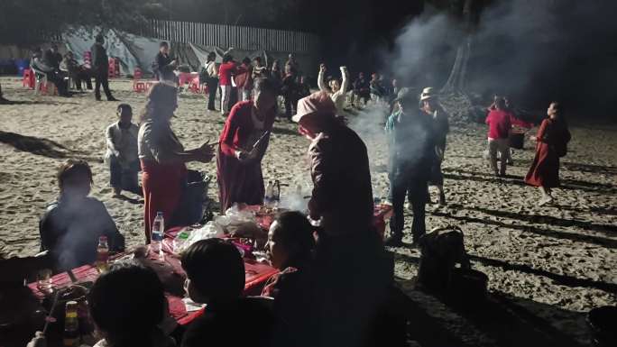 海边集体聚会野饮烧烤狂欢兴高采烈海边篝火