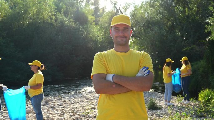 河岸上的年轻男性自然保护志愿者