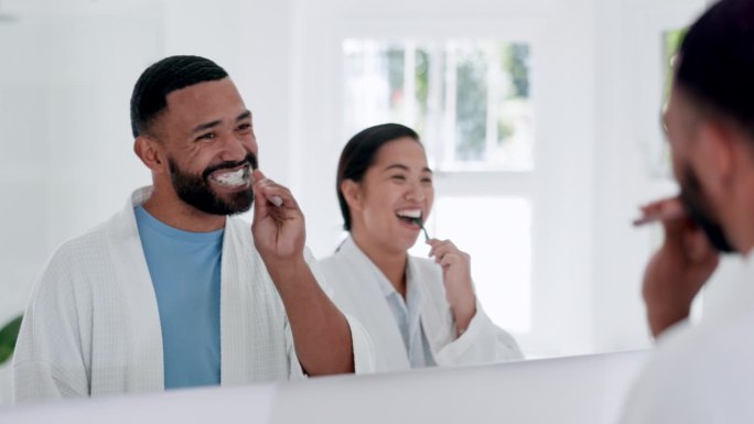 浴室，照镜子或夫妻刷牙，健康或口腔护理与早上的例行公事，回家或微笑。清新口气，男女清洁口腔，口腔卫生