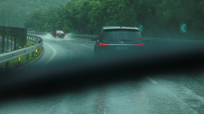 城市道路雨天小轿车行车