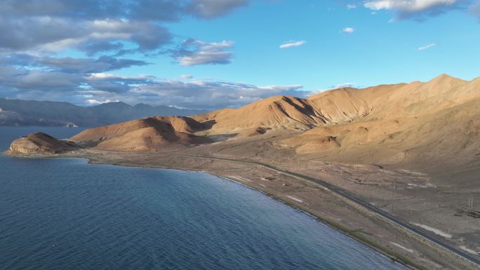 4k航拍西藏阿里班公湖湖边公路美景