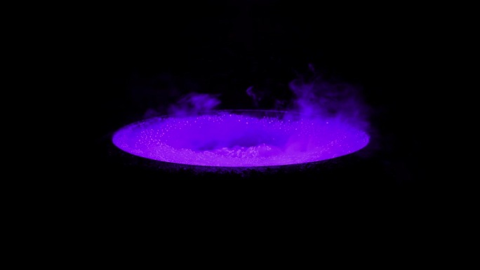 黑暗中紫色冒泡的大桶