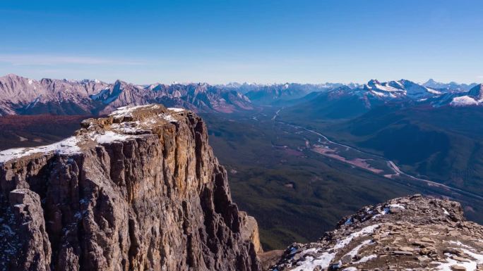 加拿大阿尔伯塔省落基山脉的蓝天全景。一层层的山。在大自然徒步旅行的季节。山顶上有些雪。冒险的背景。