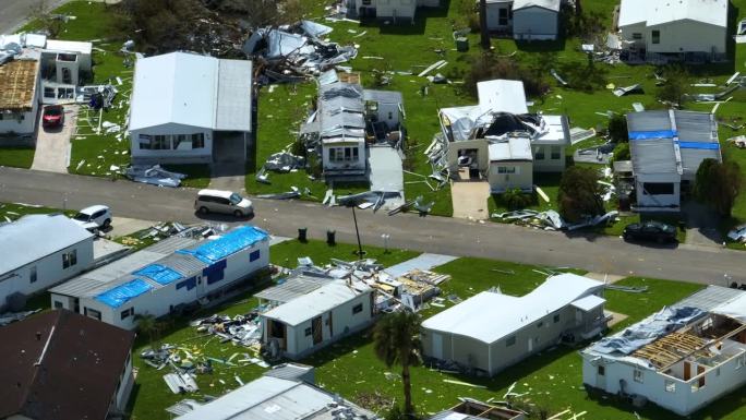 被飓风伊恩摧毁的房屋位于佛罗里达州郊区的活动房屋住宅区。自然灾害的后果