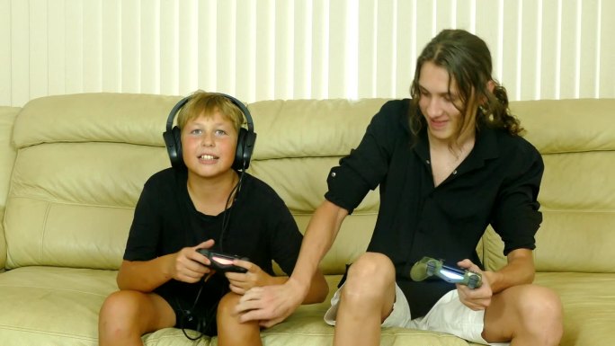 兄弟在一起玩电子游戏时发生冲突