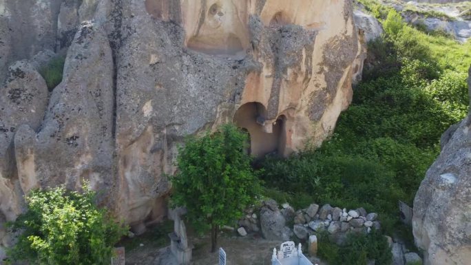 4k航拍无人机拍摄的巨石间古墓视频