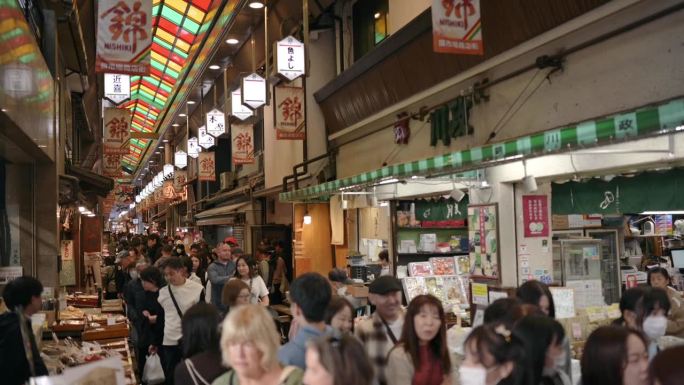 拥挤的人们在日本京都西城市场逛街