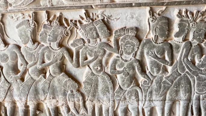 在柬埔寨暹粒的吴哥窟寺庙一楼的内墙上，有一幅著名的天女浮雕，她们有着复杂的发型